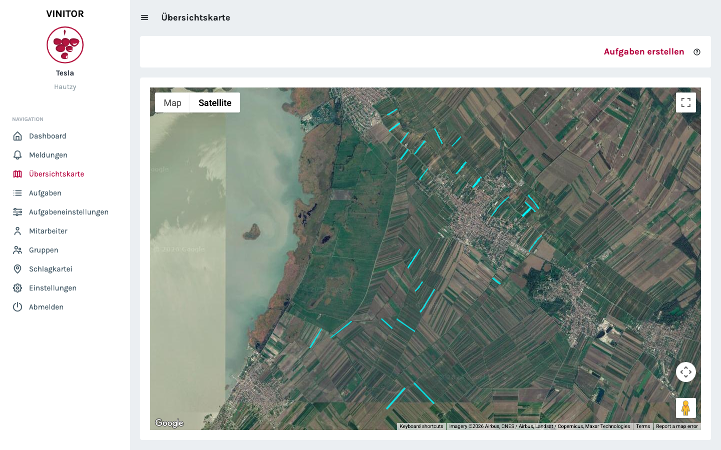 Přehledová mapa s vinicemi jako modře vyznačenými plochami na satelitní mapě.