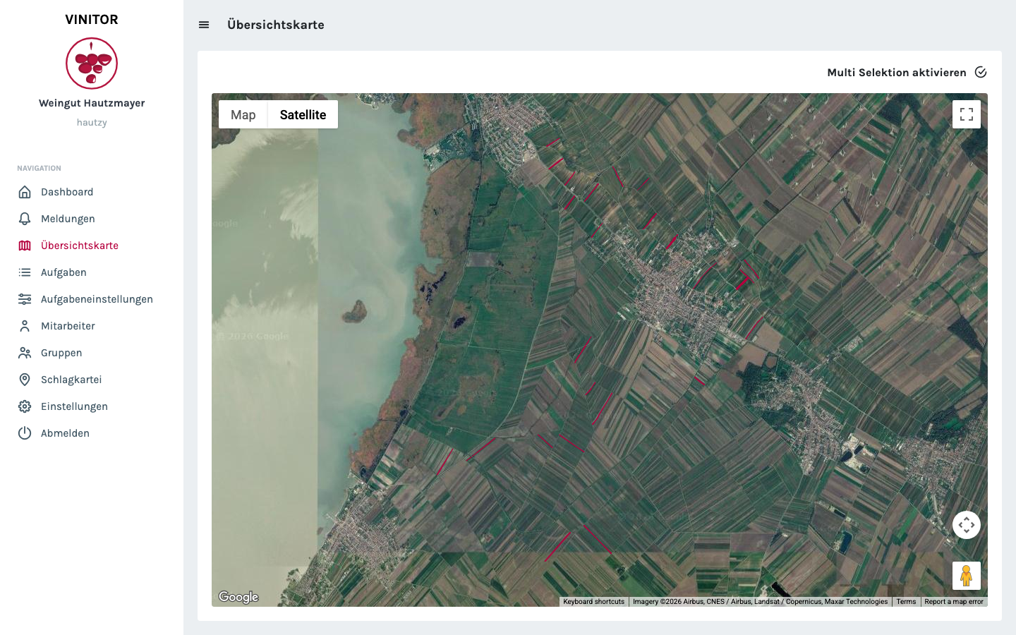 Přehledová mapa se satelitním zobrazením, všechny vinice jako barevné plochy, přepínač vícenásobného výběru vpravo nahoře.
