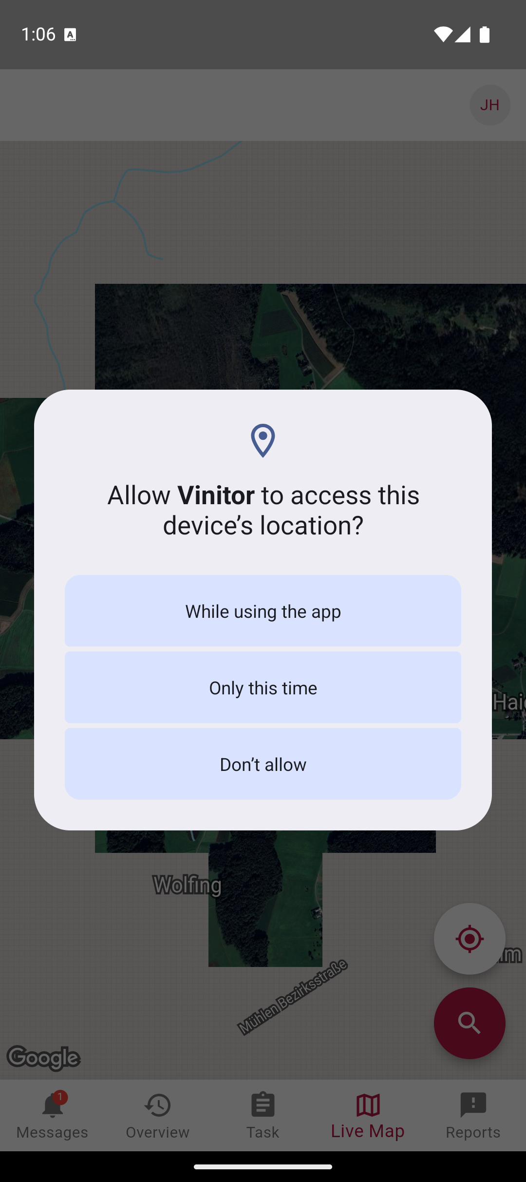 Системен диалог Allow Vinitor to access this device's location? с опциите While using the app, Only this time и Don't allow, на заден план Live Map в сателитен изглед.