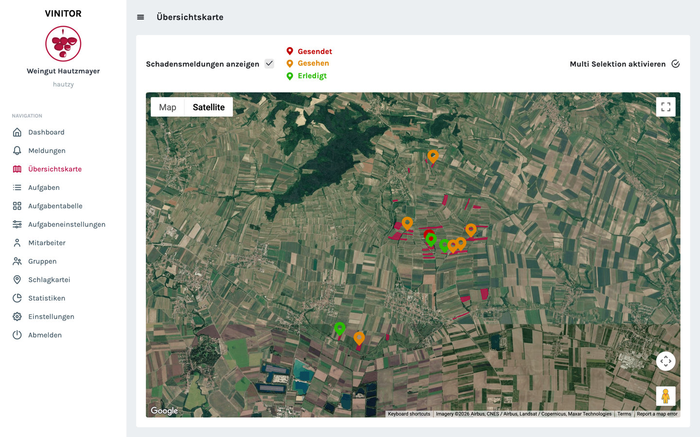 Přehledová mapa s polygony vinic na satelitním snímku a barevnými značkami hlášení — červená pro odesláno, oranžová pro zobrazeno, zelená pro hotovo.
