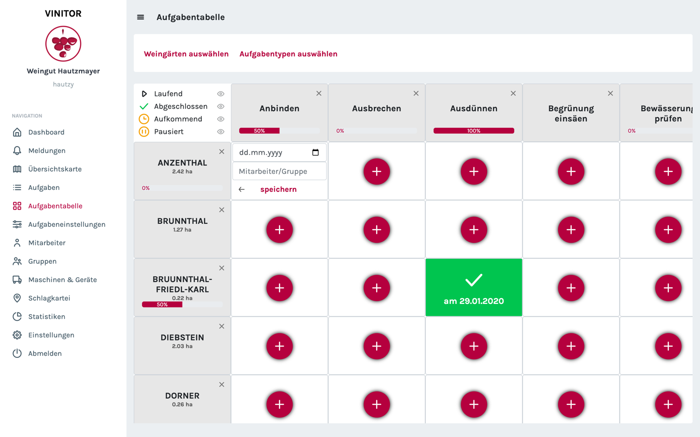 Tabulka úkolů s otevřeným rychlým vytvářením v jedné buňce: pole data, výběr pracovníka/skupiny a tlačítko Uložit přímo v mřížce.