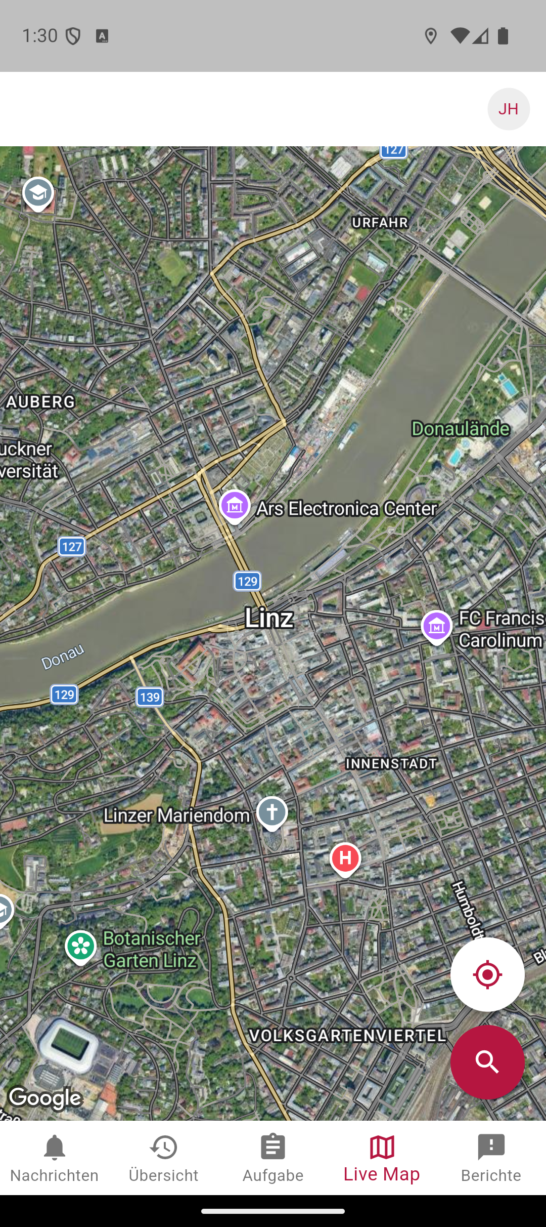 Live Map на мобилното приложение в сателитен изглед с маркери на местоположения и бутон за местоположение