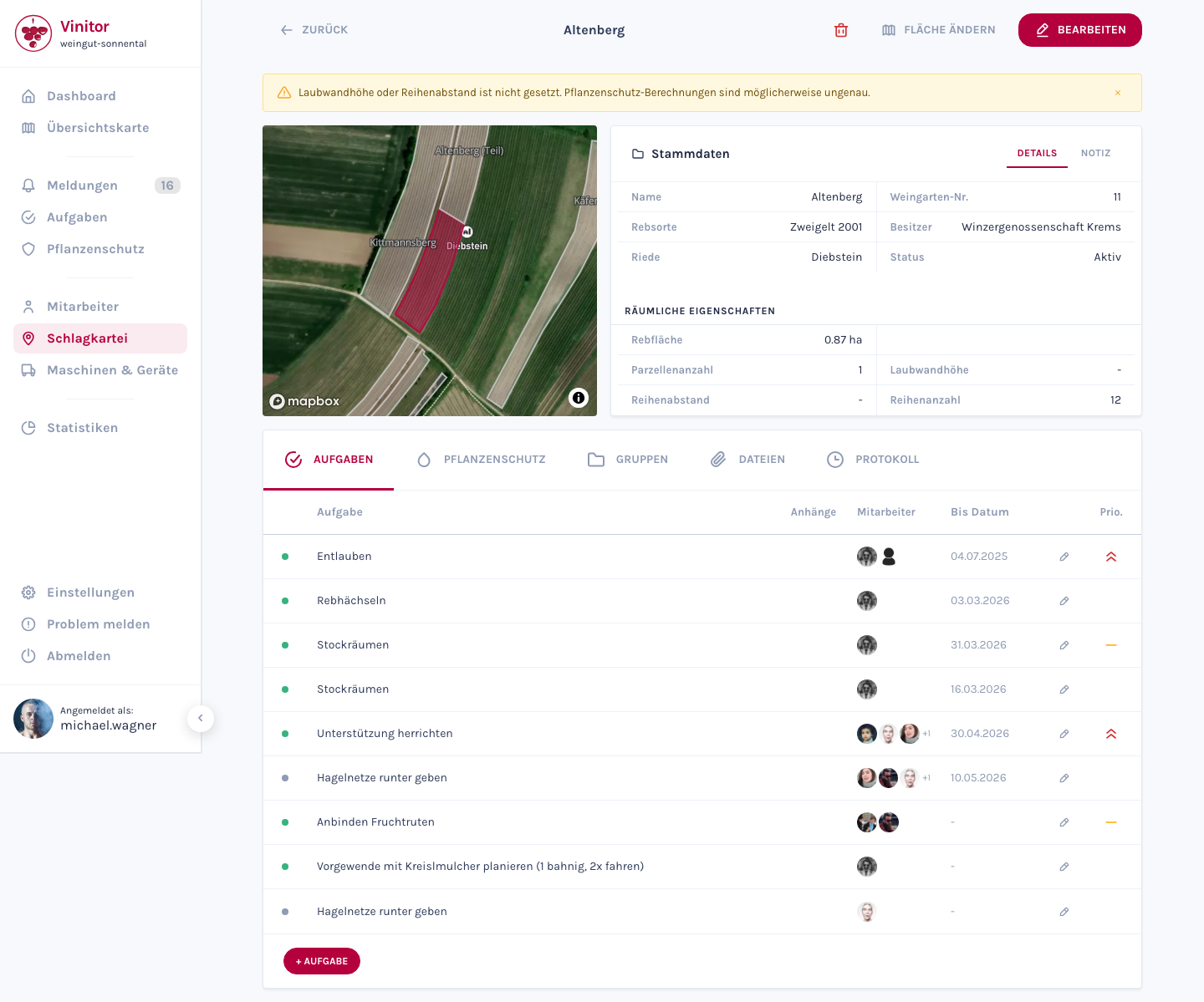 Die Detailansicht eines Weingartens mit Stammdaten, Kartenansicht und Tabs für Aufgaben, Pflanzenschutz, Gruppen, Dateien und Protokoll.